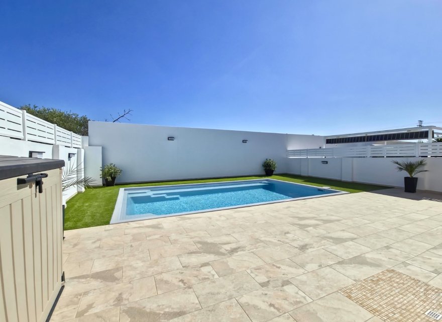 Resale - Villa - Torrevieja - La Siesta