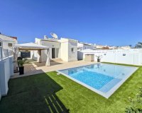 Resale - Villa - Torrevieja - La Siesta