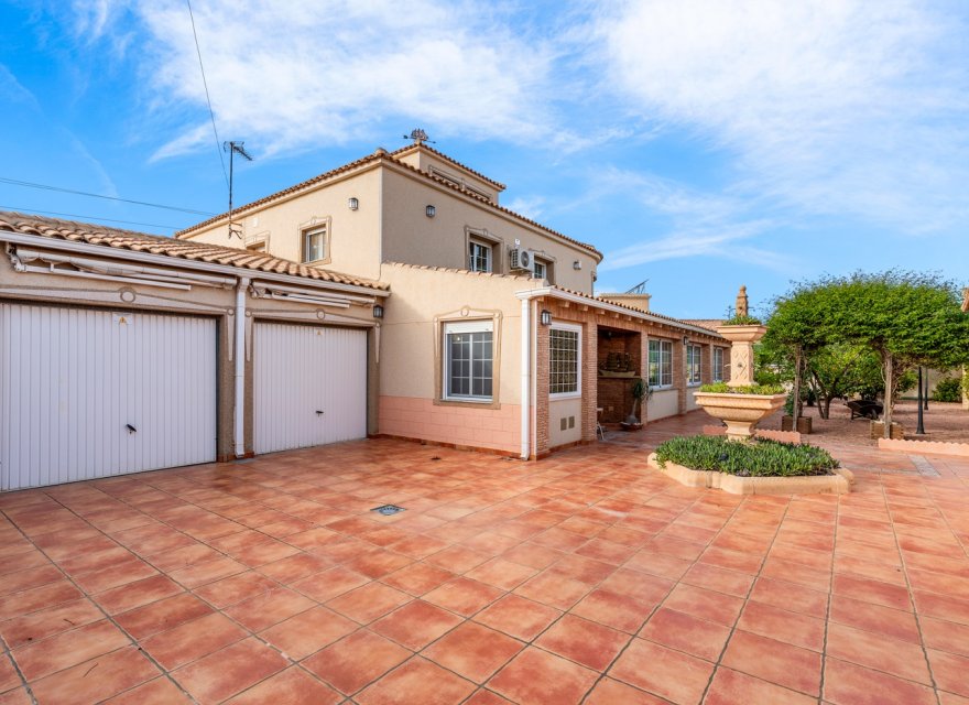Resale - Villa - Torrevieja