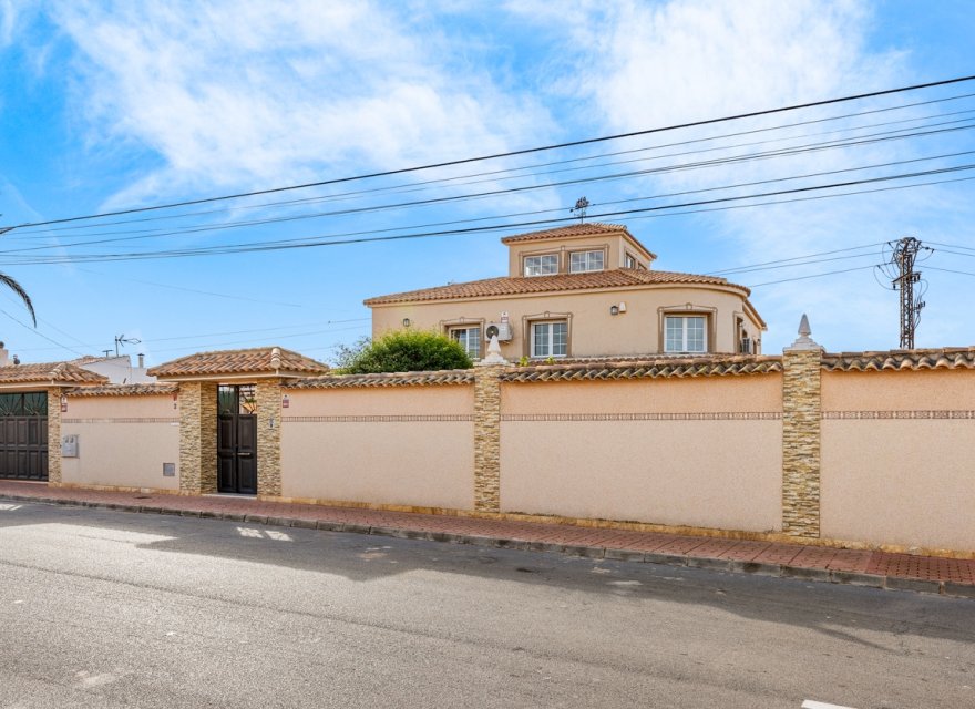 Resale - Villa - Torrevieja