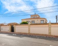 Resale - Villa - Torrevieja