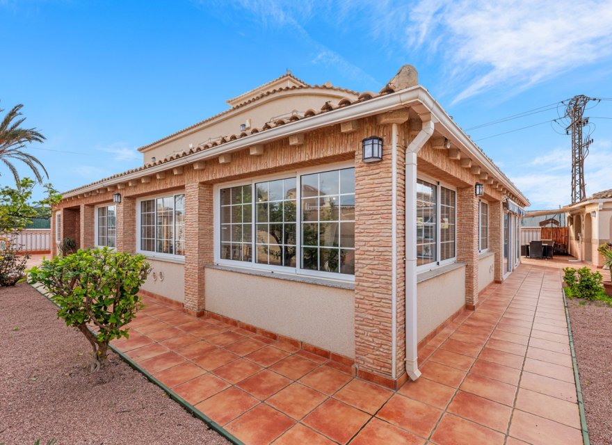 Resale - Villa - Torrevieja