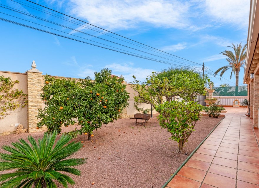 Resale - Villa - Torrevieja