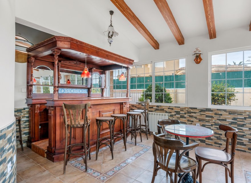 Resale - Villa - Torrevieja