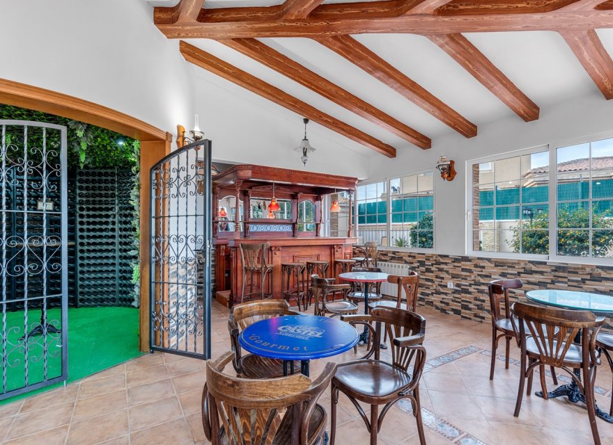 Resale - Villa - Torrevieja