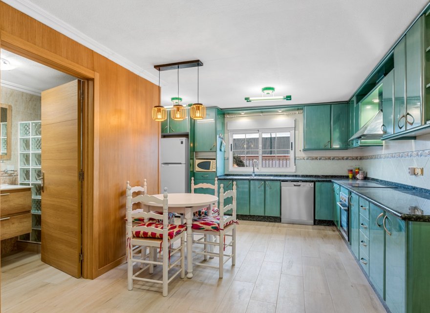 Resale - Villa - Torrevieja