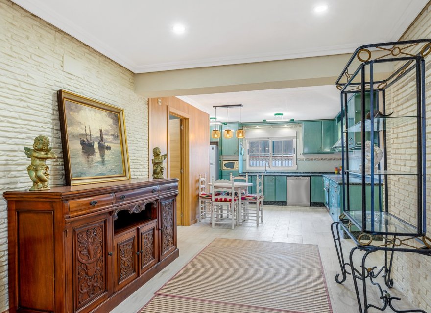 Resale - Villa - Torrevieja