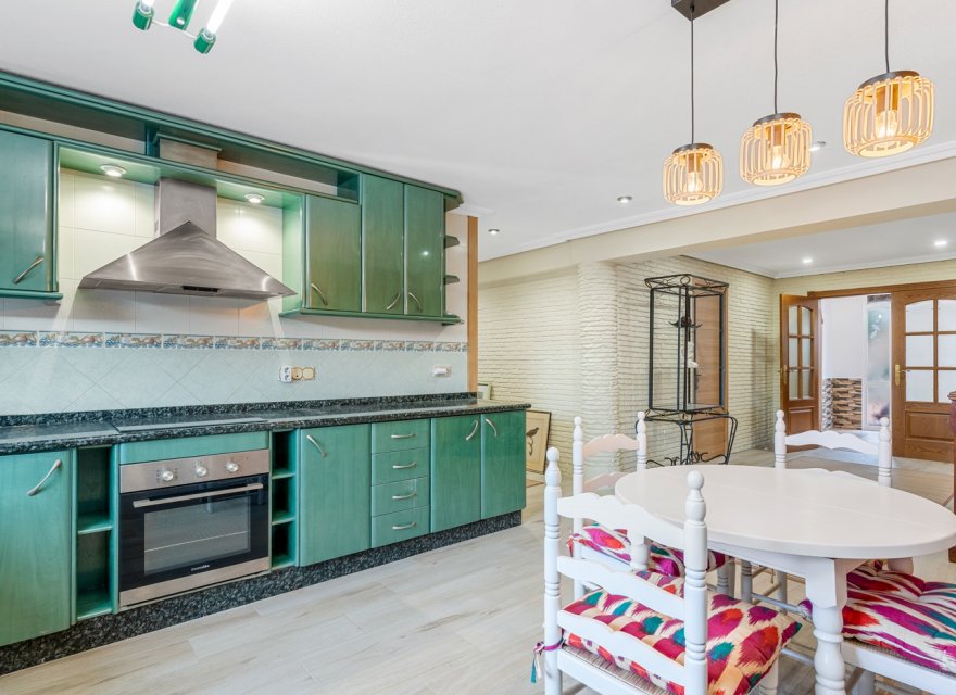 Resale - Villa - Torrevieja