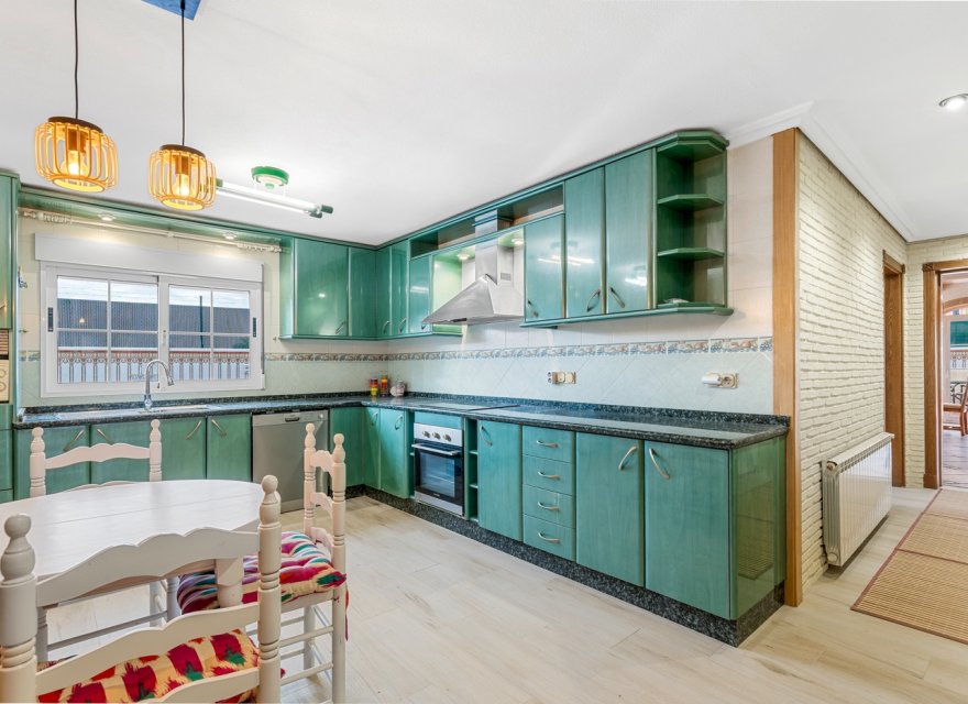 Resale - Villa - Torrevieja