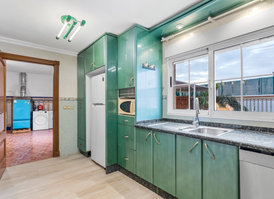 Resale - Villa - Torrevieja