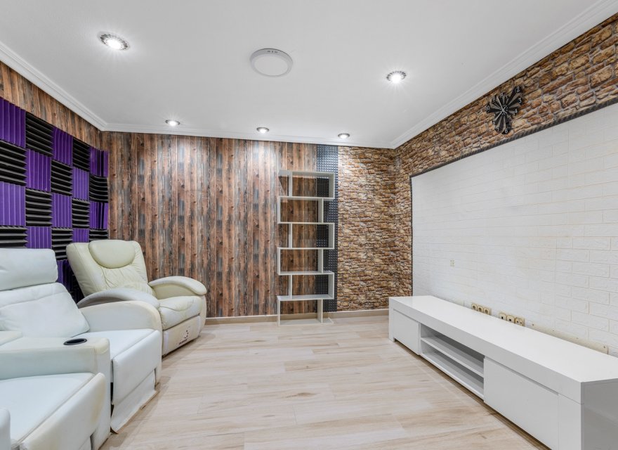 Resale - Villa - Torrevieja