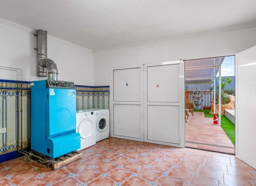 Resale - Villa - Torrevieja