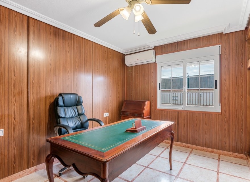 Resale - Villa - Torrevieja