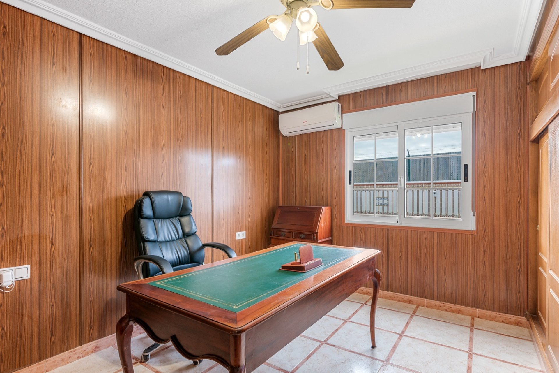 Resale - Villa - Torrevieja