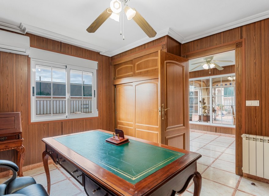 Resale - Villa - Torrevieja