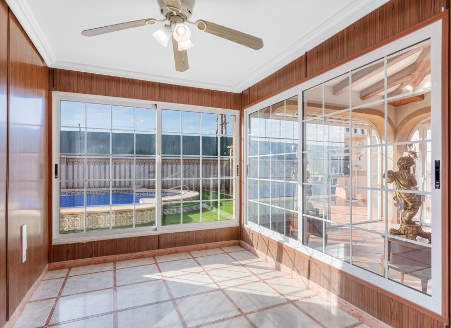 Resale - Villa - Torrevieja