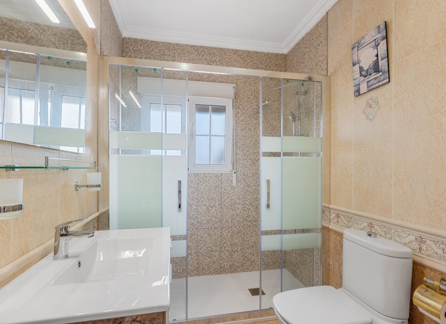 Resale - Villa - Torrevieja