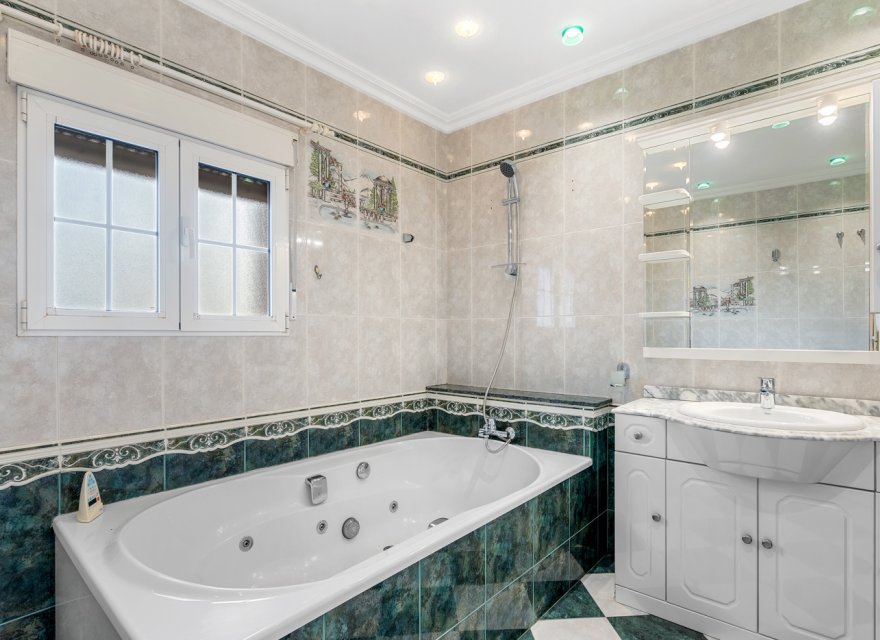 Resale - Villa - Torrevieja