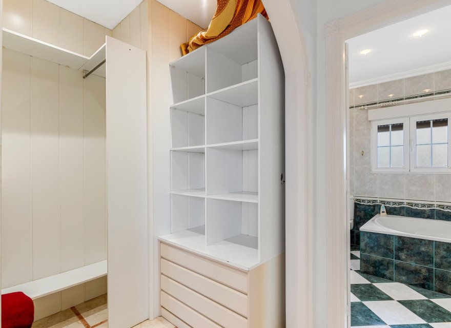 Resale - Villa - Torrevieja