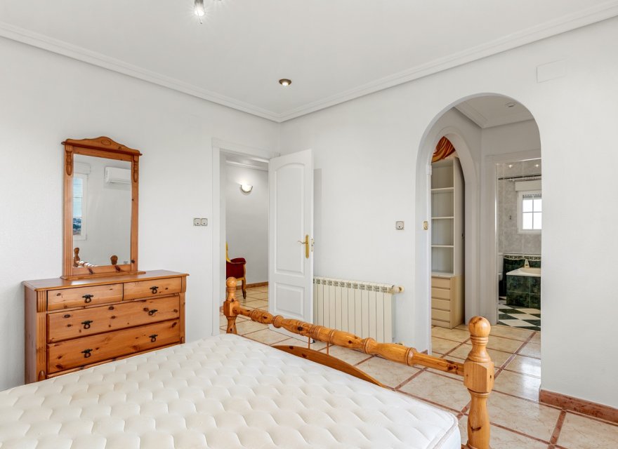 Resale - Villa - Torrevieja