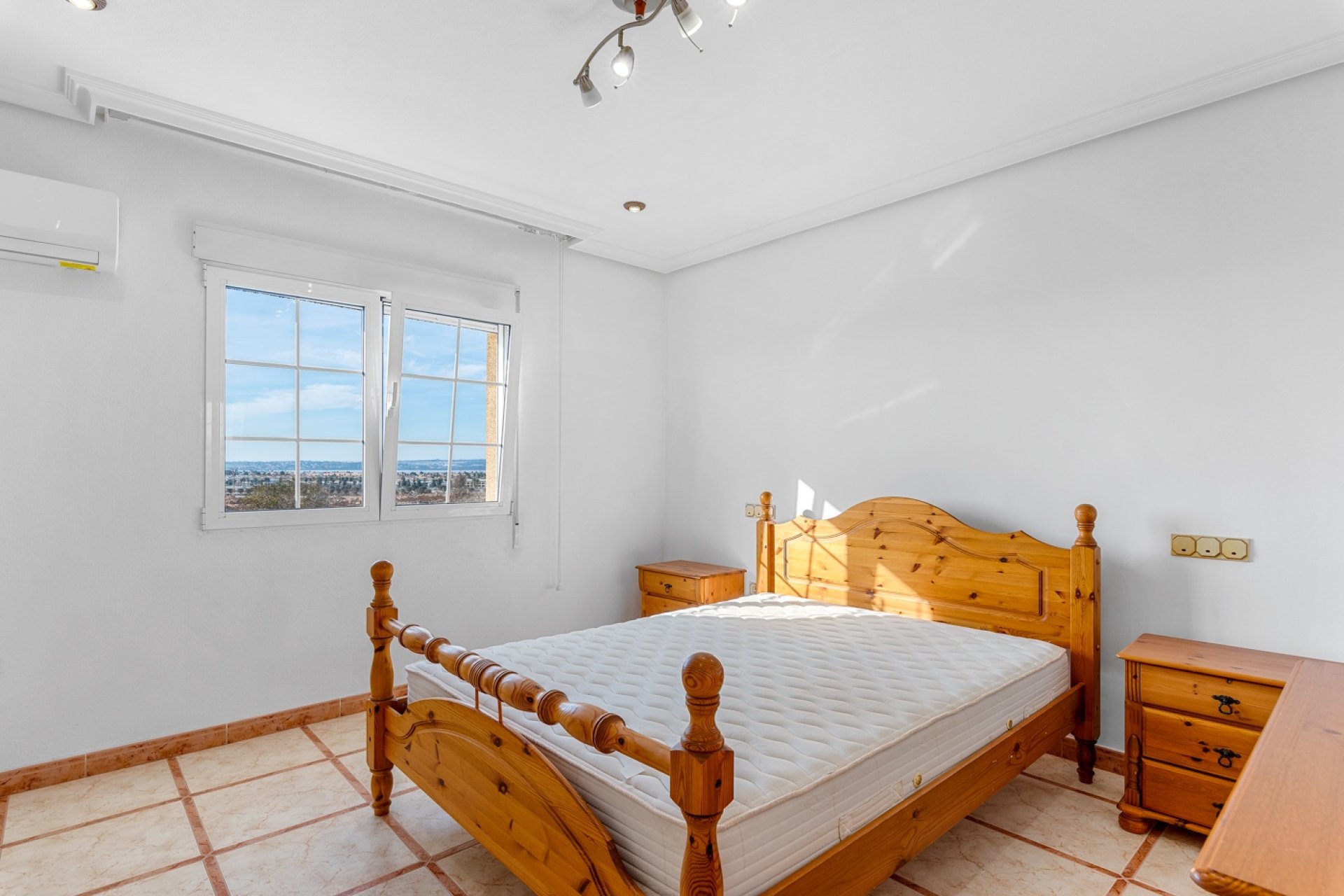 Resale - Villa - Torrevieja