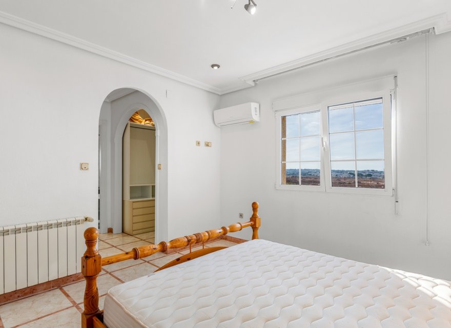 Resale - Villa - Torrevieja