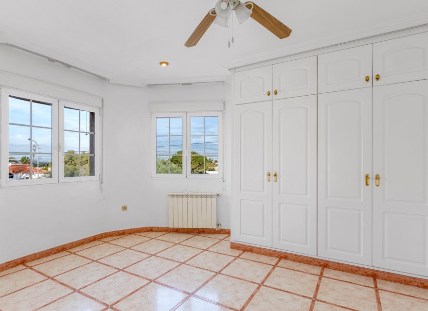 Resale - Villa - Torrevieja