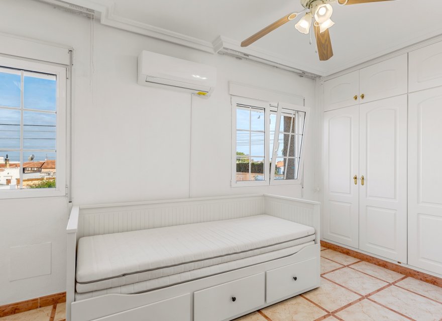 Resale - Villa - Torrevieja