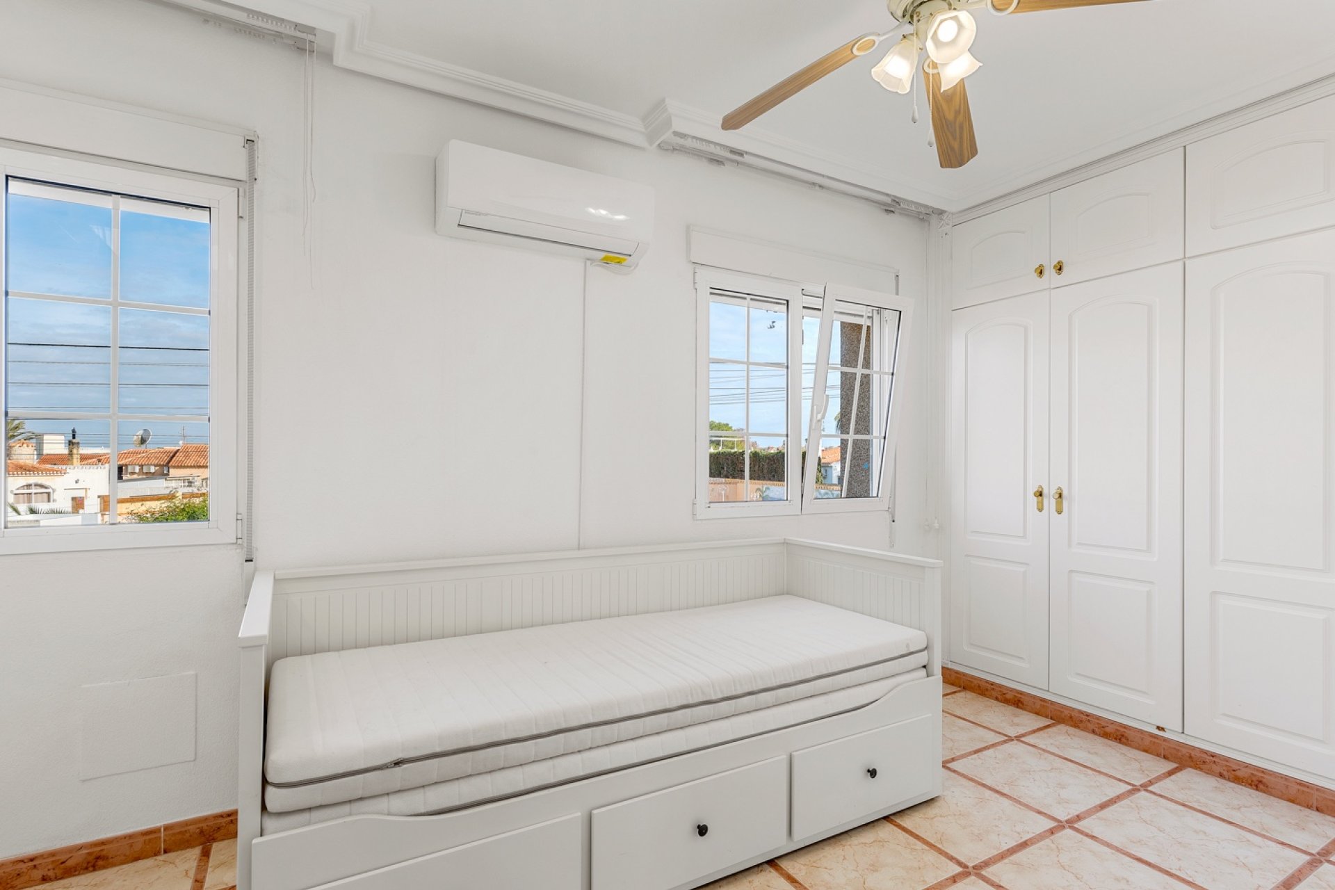 Resale - Villa - Torrevieja