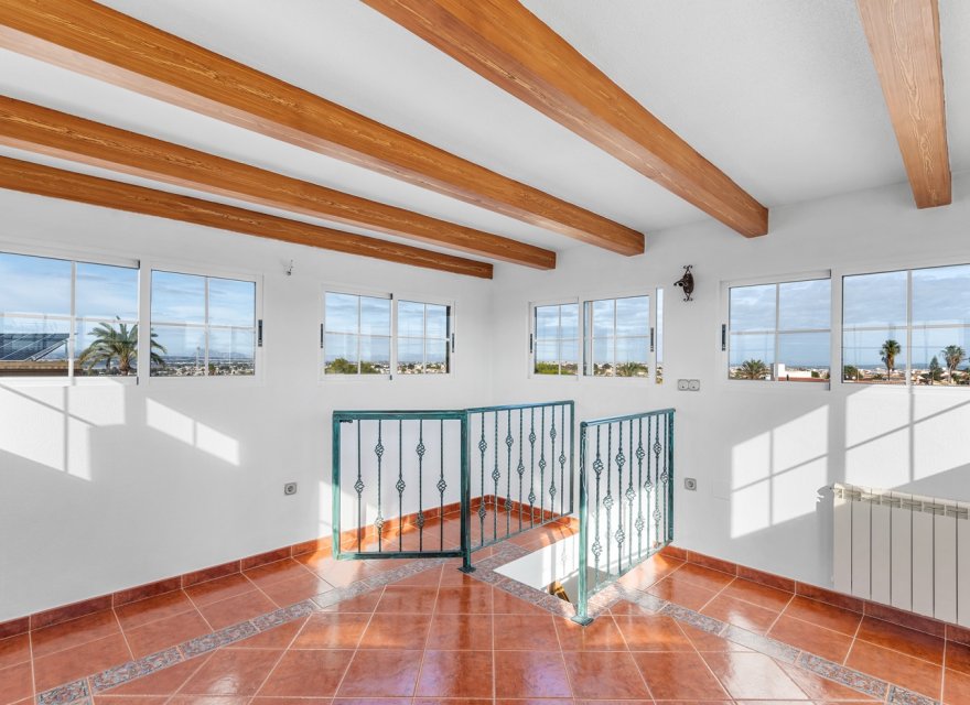 Resale - Villa - Torrevieja