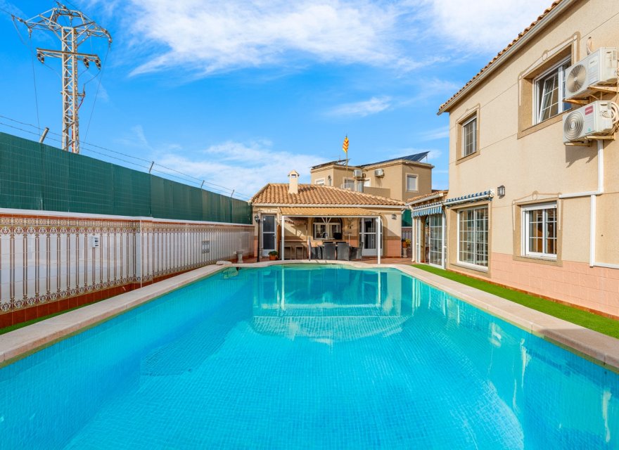 Resale - Villa - Torrevieja