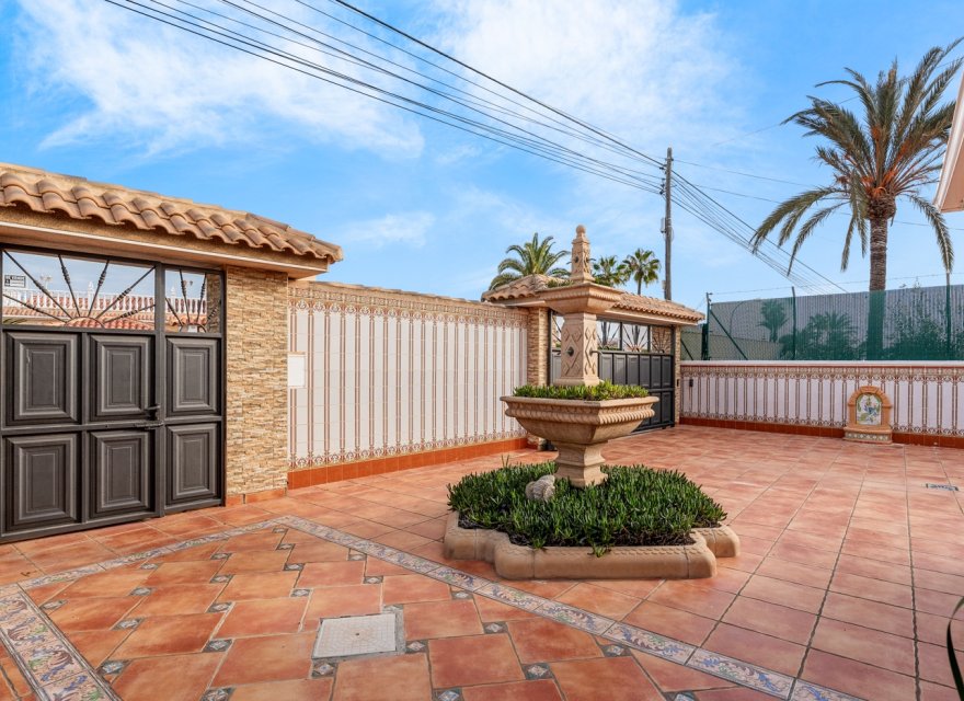 Resale - Villa - Torrevieja