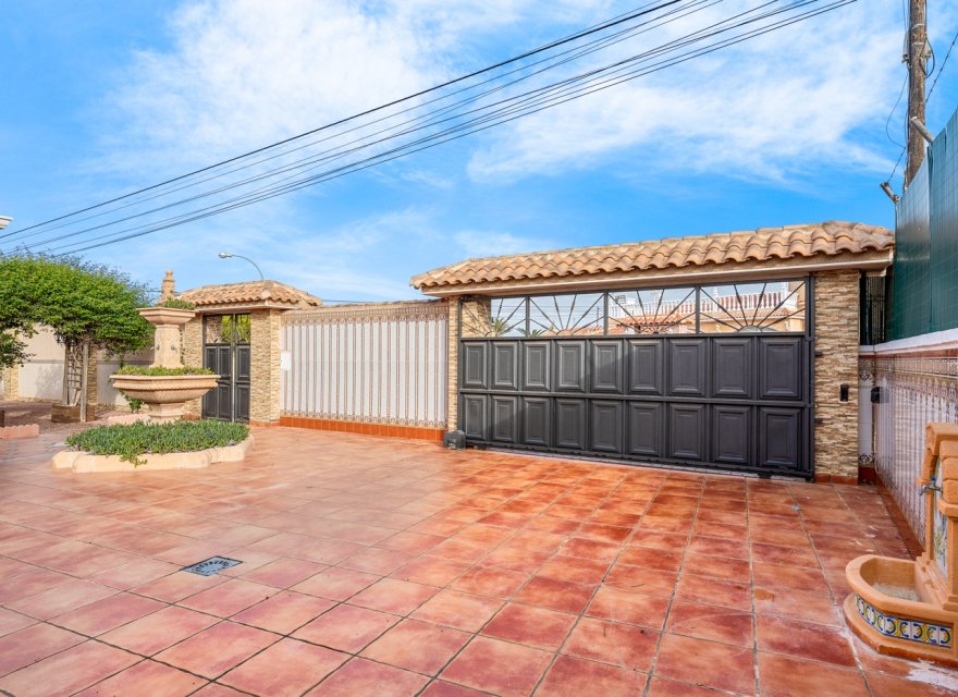 Resale - Villa - Torrevieja