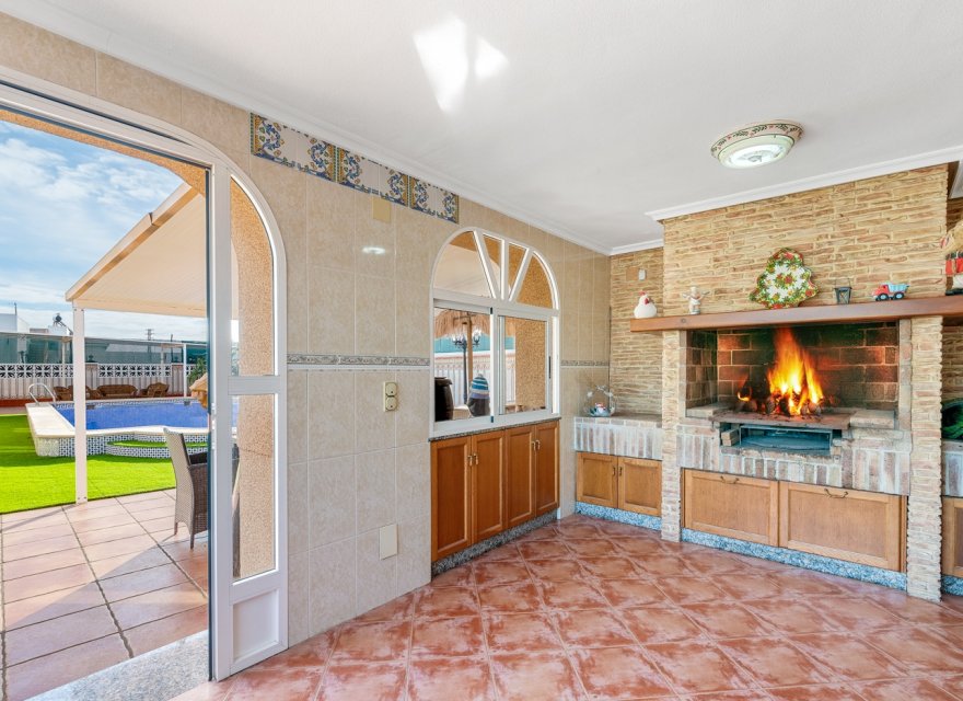 Resale - Villa - Torrevieja