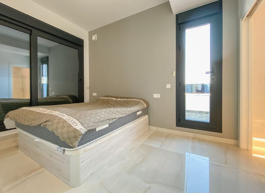 Resale - Villa - Torrevieja