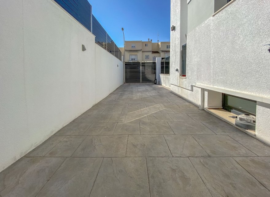 Resale - Villa - Torrevieja