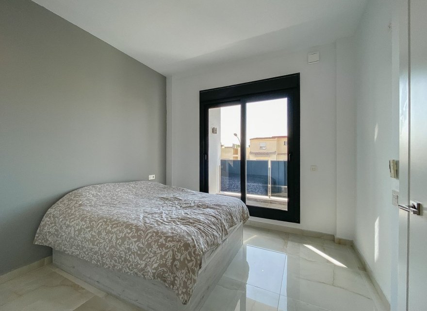 Resale - Villa - Torrevieja