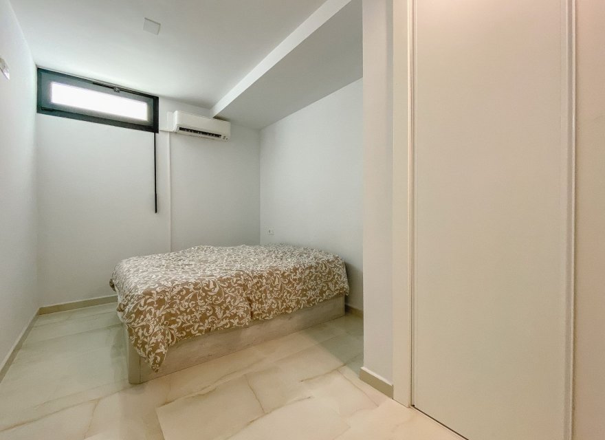 Resale - Villa - Torrevieja