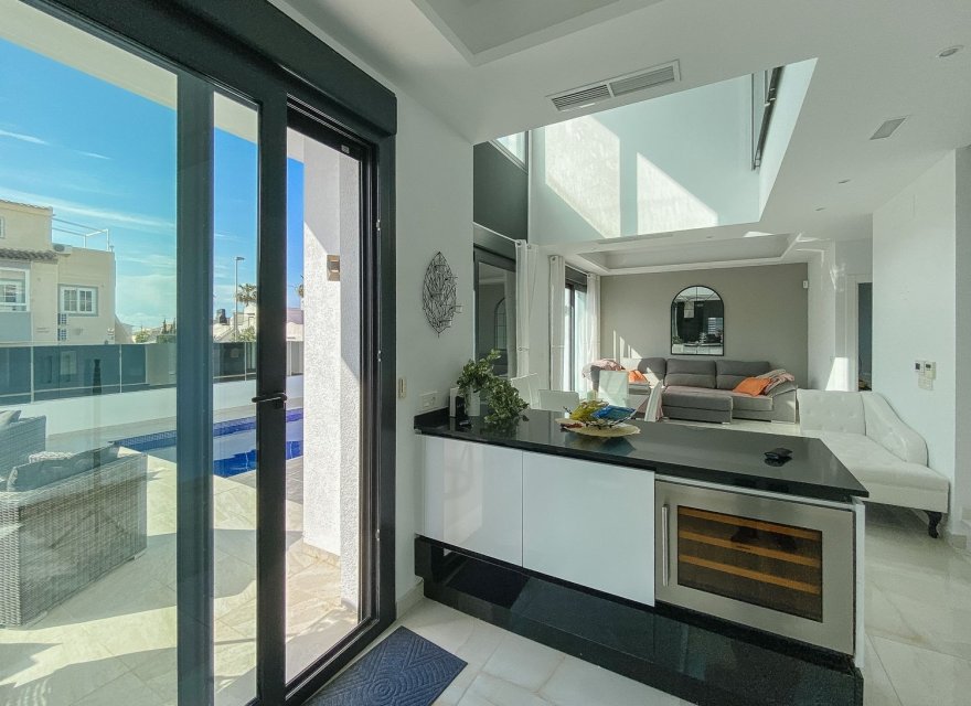 Resale - Villa - Torrevieja