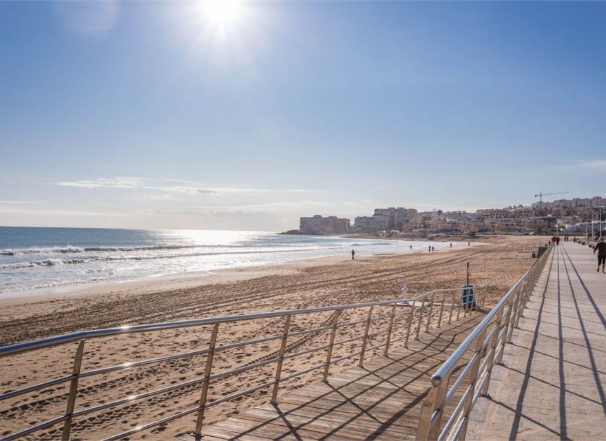 Resale - Villa - Torrevieja