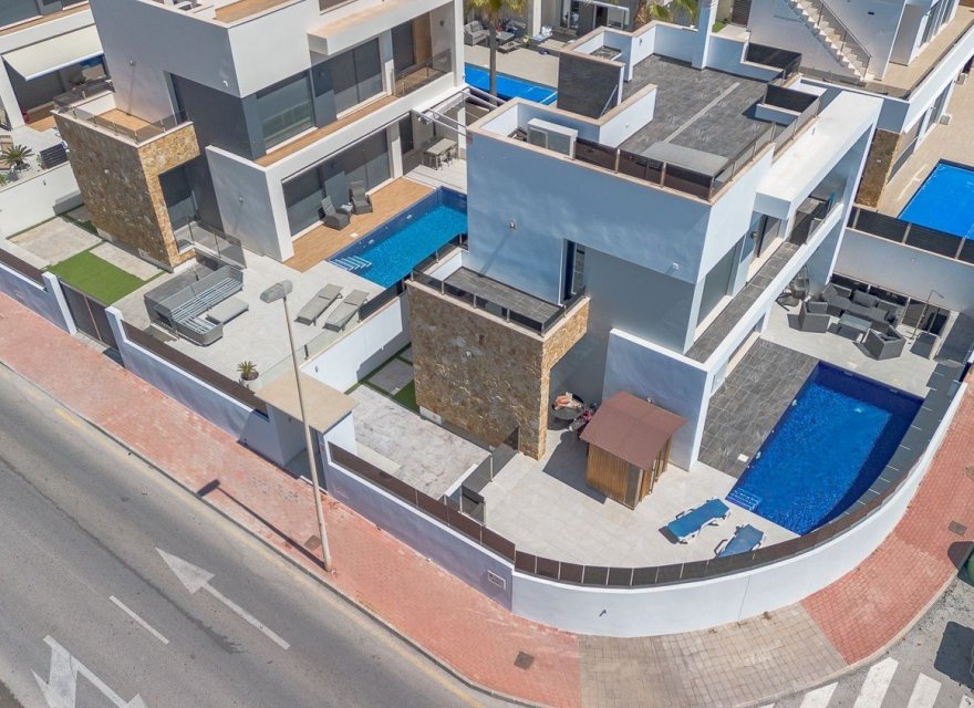 Resale - Villa - Torrevieja