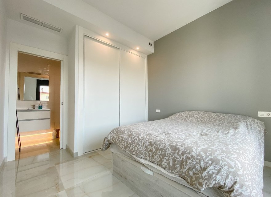 Resale - Villa - Torrevieja