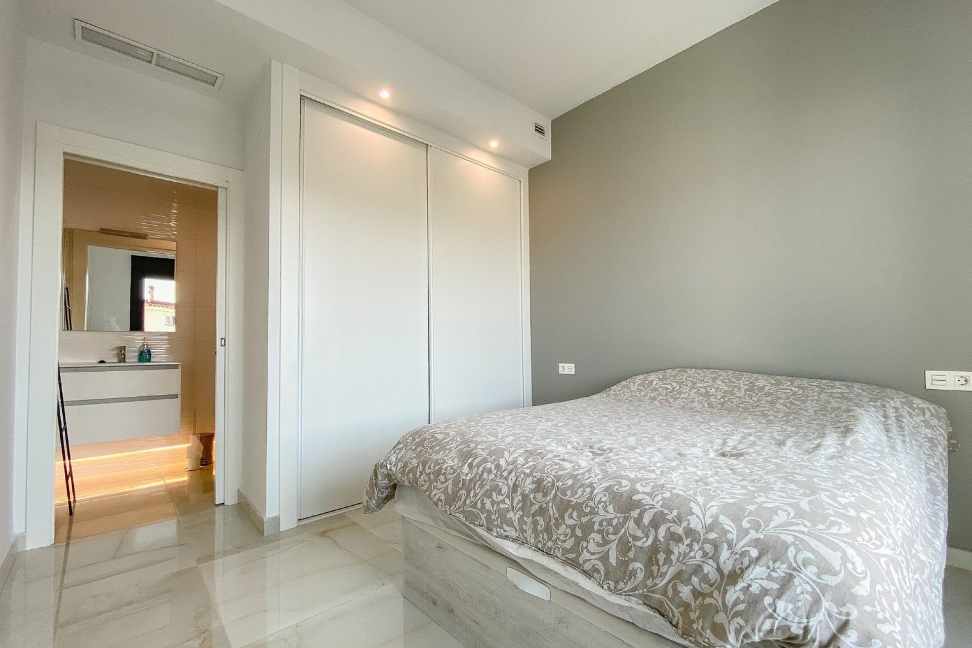 Resale - Villa - Torrevieja