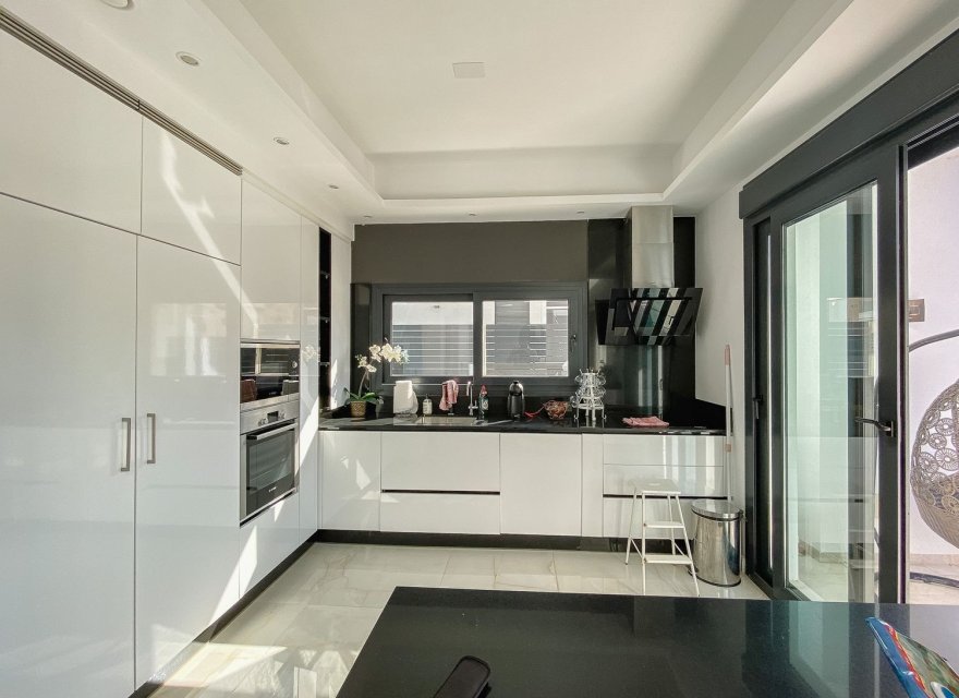 Resale - Villa - Torrevieja