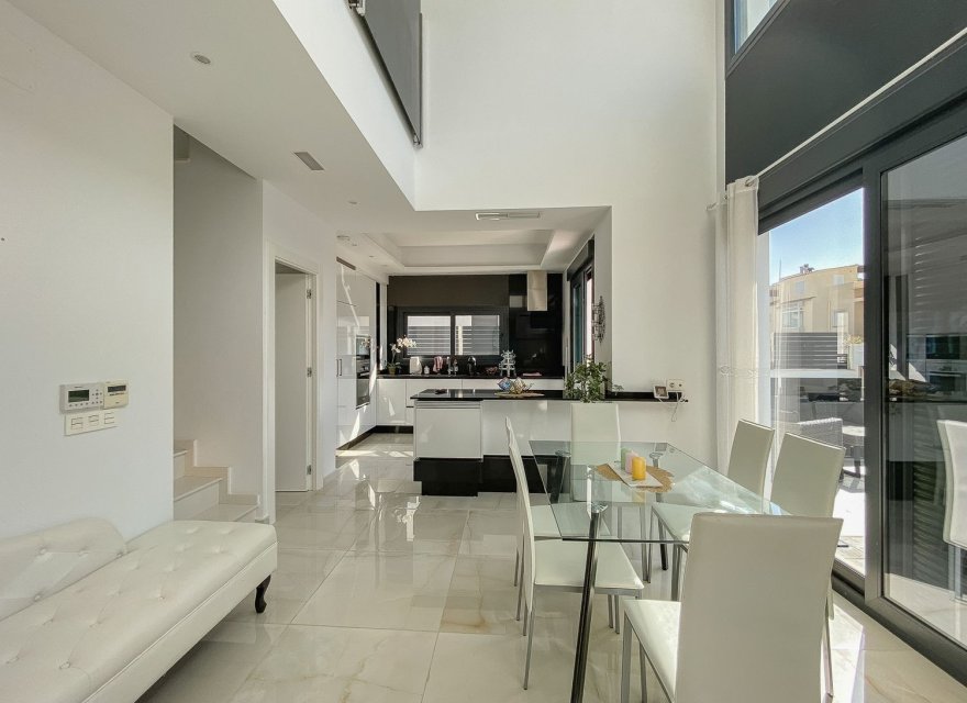 Resale - Villa - Torrevieja