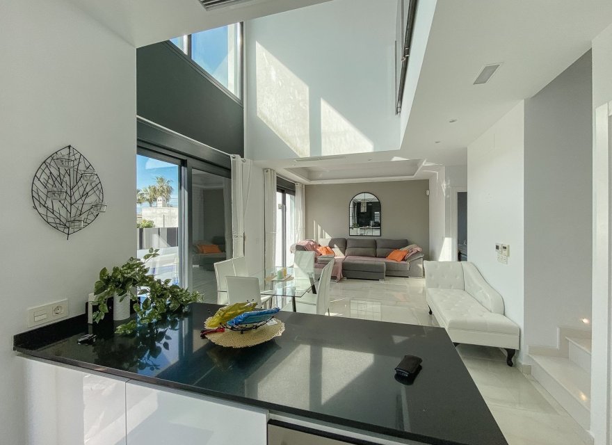 Resale - Villa - Torrevieja