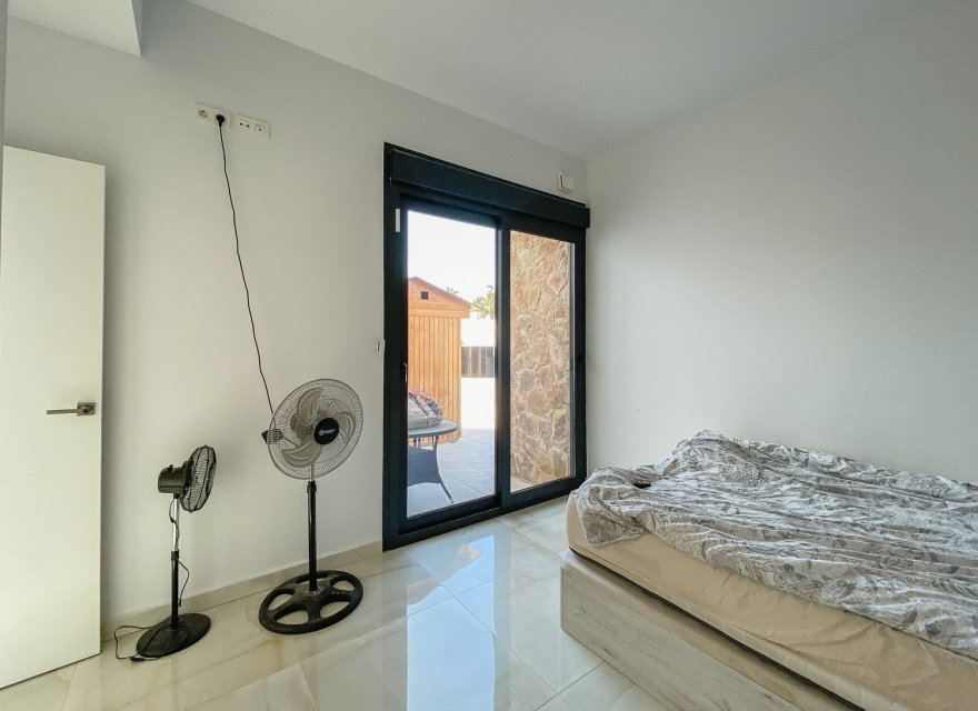 Resale - Villa - Torrevieja