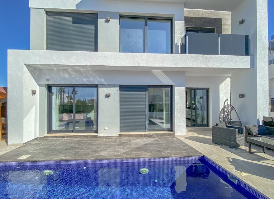 Resale - Villa - Torrevieja