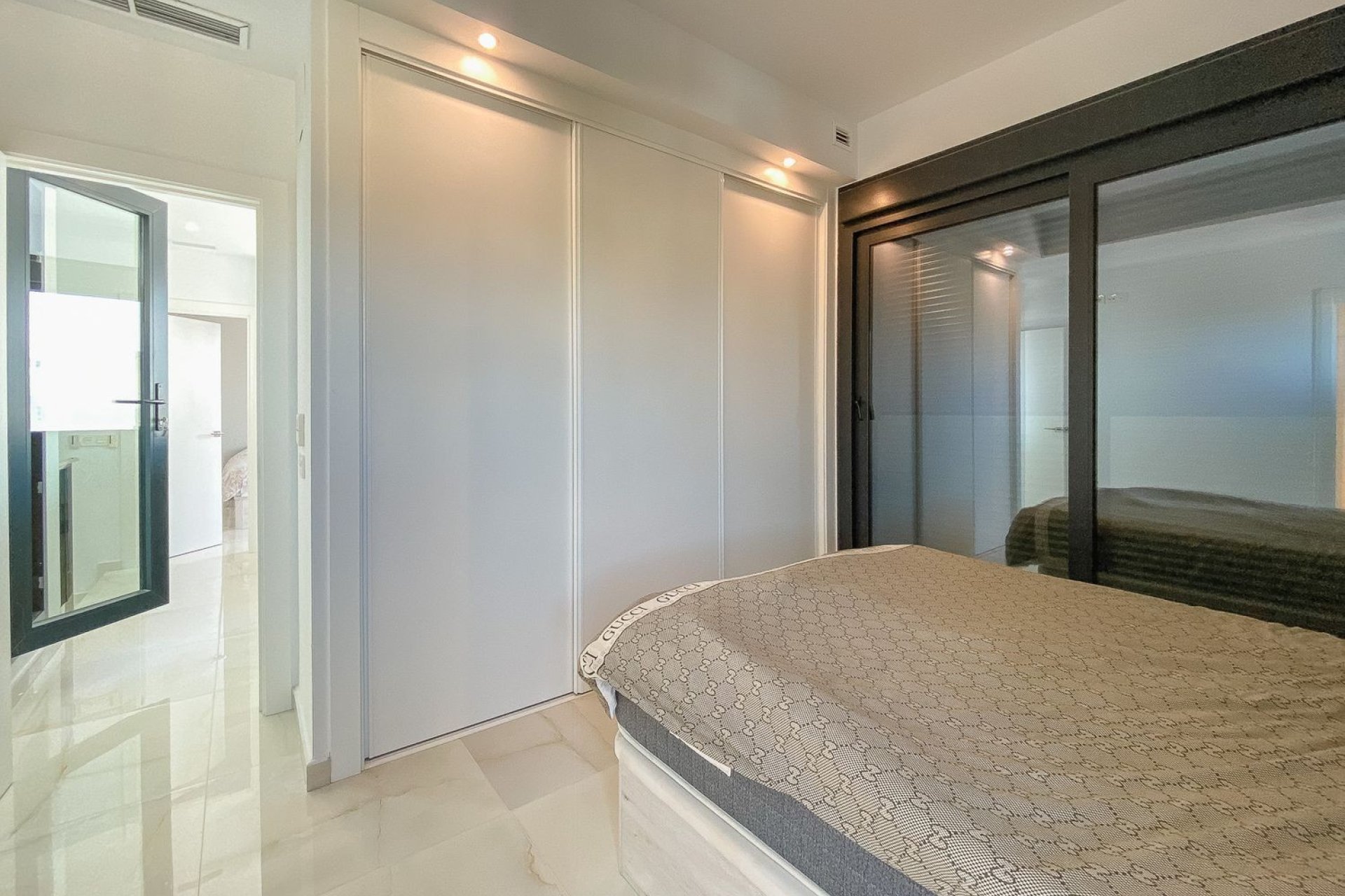 Resale - Villa - Torrevieja