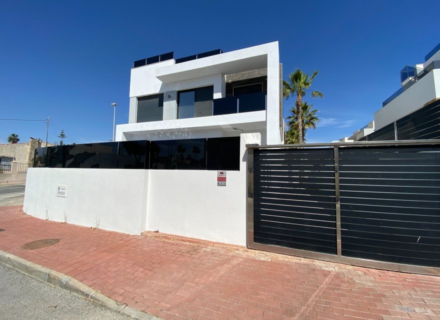 Resale - Villa - Torrevieja